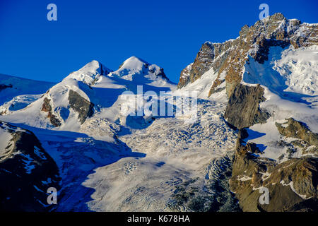 Les sommets des montagnes Castor, Pollux et le glacier grenzgletscher, vu de rotenboden à travers la vallée Banque D'Images