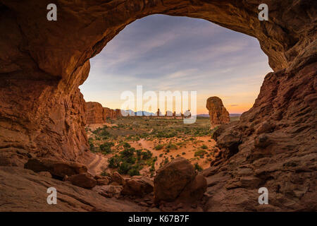 Vue à travers Double Arch, Parade of Elephants Trail, Parc national d'Arches, Utah, États-Unis Banque D'Images