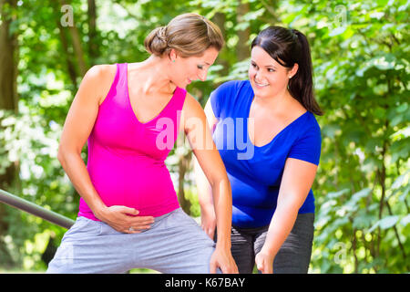La grossesse des femmes faisant des exercices de remise en forme ainsi Banque D'Images