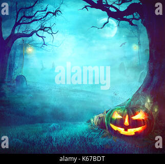 Dans la sombre forêt halloween citrouille halloween. arrière-plan. halloween citrouille avec cimetière Banque D'Images