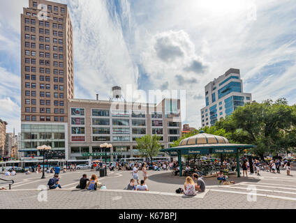 Les personnes bénéficiant de temps libre dans l'Union Square, New York en de de la station de métro Union Square. Banque D'Images