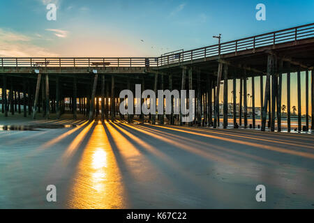 Le soleil se lève derrière la jetée de Pismo Beach, en Californie, États-Unis. Banque D'Images