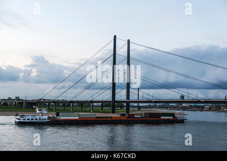 Cargo chargé avec des conteneurs qui naviguent sur le Rhin à Düsseldorf, Allemagne Banque D'Images