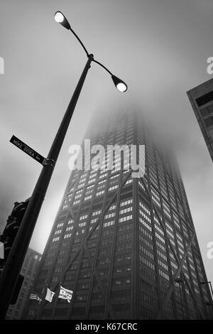 John Hancock Center dans le brouillard Banque D'Images