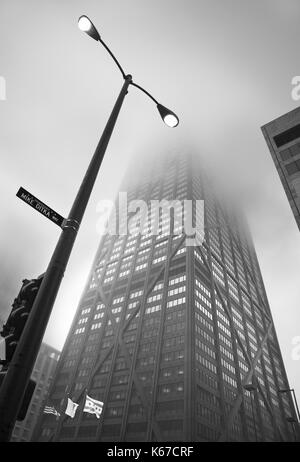 John Hancock Center dans le brouillard Banque D'Images