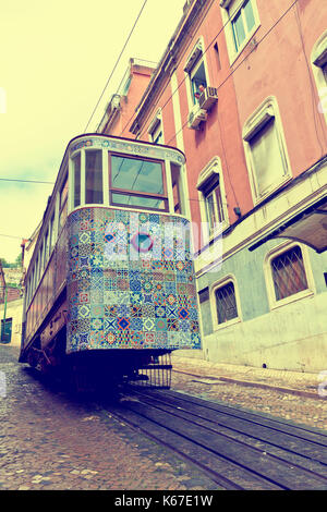 Gloria (funiculaire ascensor da Glória), est une ligne de funiculaire à Lisbonne, Portugal. relie le centre-ville pombaline avec le chariot de Bairro Alto. Banque D'Images