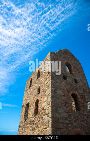 Ruines de l'ancienne mine d'étain à l'usine de côte nord des Cornouailles, Angleterre Banque D'Images