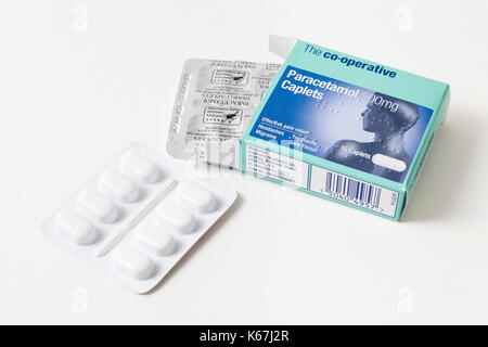 Pain Killer : ouverture de la boîte de comprimés de paracétamol. Co-operative paracetamol 500 mg Caplets Banque D'Images