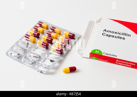 Les comprimés d'antibiotiques : un paquet de 21 gélules d'amoxicilline 500mg Antibiotiques avec une capsule retirée de la plaquette Banque D'Images