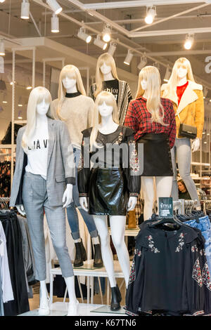 Des modèles féminins mannequin dans Nouveau Look fashion store, Braccan à pied, le lexique, Bracknell, Berkshire, Angleterre, Royaume-Uni Banque D'Images
