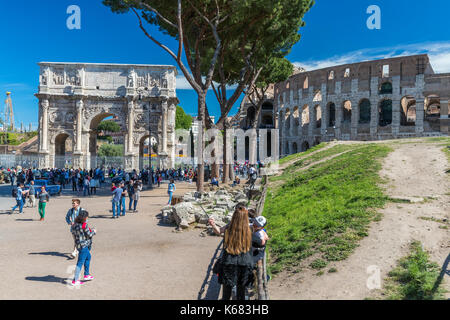 Arc de Constantin, du côté sud de la via triumphalis, colisée à droite, Rome, Latium, Italie, Europe. Banque D'Images