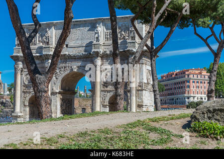 Arc de Constantin, du côté sud de la via triumphalis, colisée à droite, Rome, Latium, Italie, Europe. Banque D'Images