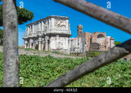 Arc de Constantin, du côté sud de la via triumphalis, colisée à droite, Rome, Latium, Italie, Europe. Banque D'Images