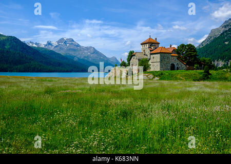 Le château Castello Crap de Sass est situé au bord du lac Silvaplana, montagnes au loin Banque D'Images