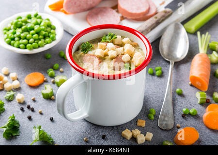 Soupe aux pois maison avec de la saucisse et croûtons Banque D'Images