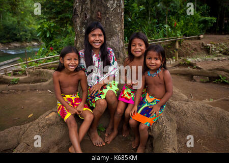 Heureux les enfants indiens Embera Puru dans leur village à côté de Rio Pequeni, République du Panama. Banque D'Images