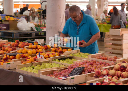 Fruits et légumes frais pour la vente au marché libre (Marché) Forville, Cannes, France Banque D'Images