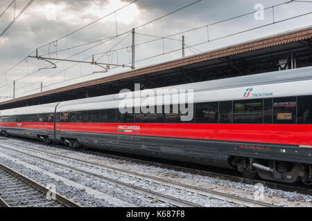 À la station de train Trenitalia frecciarossa Banque D'Images