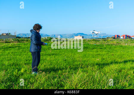 Abstrait et conceptuel enfant jouant avec un drone. télédétection. la felicità di un bambino con un giocattolo moderno e pericoloso. Banque D'Images