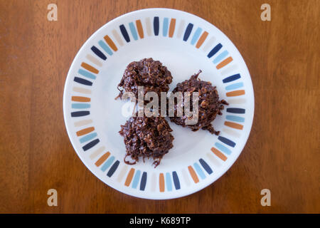 Trois pas de faire des biscuits au chocolat sur une assiette. Banque D'Images