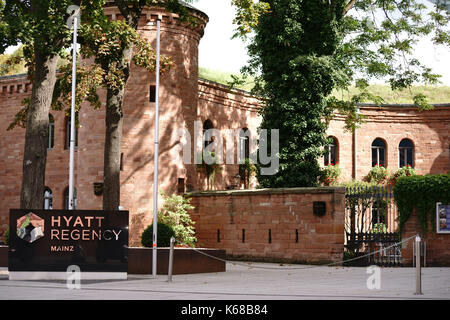 Mainz, Allemagne - le 21 août 2017 : le panneau d'entrée de l'hôtel Hyatt Regency en face du bâtiment historique Fort malakoff le 21 août 2017 dans ma Banque D'Images