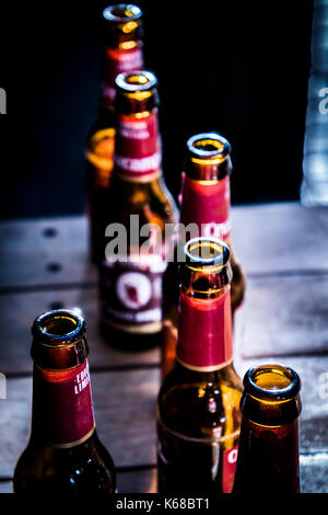 Ouvrir les bouteilles de bière sur une table, conceptual image Banque D'Images