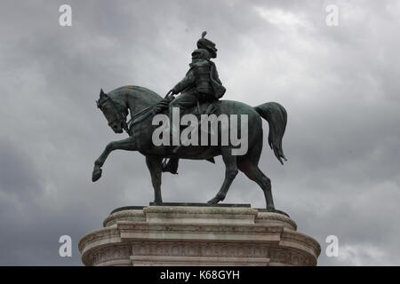 Sculpture en bronze sur la place de Venise à Rome, construite par Giuseppe Sacconi. Banque D'Images