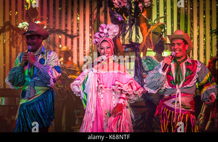 Les danseuses exotiques en live sur scène dans des costumes colorés dans un cabaret show pour les touristes dans une boîte de nuit à La Havane, Cuba Banque D'Images