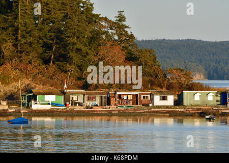 Petits chalets et bâtiments sur ce qui est connu comme l'île de cabane sur Piper's Lagoon Park près de Nanaimo sur l'île de Vancouver en Colombie-Britannique, Canada. Banque D'Images