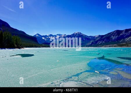 Paysage de la fonte des glaces sur le lac Barrier dans les montagnes de Kananaskis, Banque D'Images