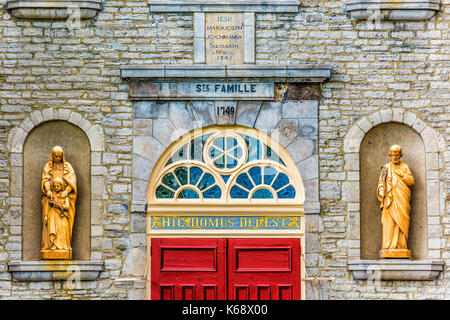 L'ÎLE D'Orléans, Canada - 1 juin 2017 : Eglise paroissiale de l'église Sainte-Famille peint rouge avec l'architecture en pierre et des statues de la Sainte Famille, Vierge Marie, Banque D'Images