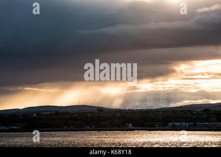 Vue paysage de l'île d'Orléans, Québec, Canada pendant le coucher du soleil avec les rayons du soleil, les grands nuages de tempête et du fleuve Saint-Laurent Banque D'Images