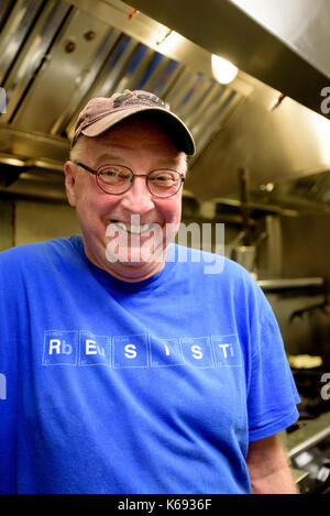 Le chef, de l'alimentation, l'écrivain livre  + auteur Bill Smith dans la cuisine de son Crook's Corner Restaurant à Chapel Hill, Caroline du Nord. Banque D'Images