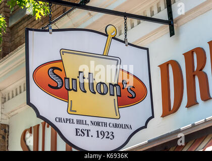 Le signe extérieur de Sutton's Drug Store et grill sur Franklin Street à Chapel Hill, Caroline du Nord, en face de la campus de l'UNC. Banque D'Images