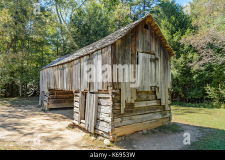 Ancien stylo double rustique barn at Cades Cove, Tennessee, USA, Great Smokey Mountains en une destination touristique populaire. Banque D'Images