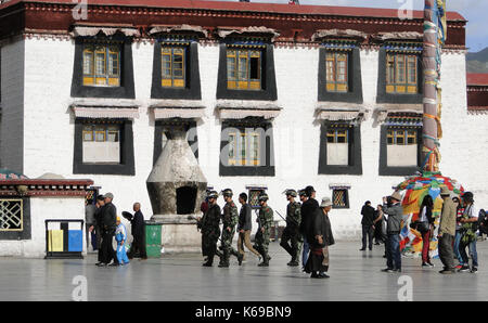 Le Tibet, la Chine - 7 sep, 2012. soldats chinois au pied du temple du Jokhang à Lhasa, Tibet. Le temple de Jokhang possède deux statues de bouddha sacré pour tibeta Banque D'Images