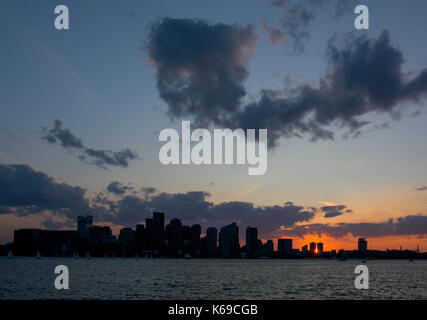 Le Boston, Massachusetts skyline at Dusk le 31 août 2017, juste avant le 'illuminer le port d'artifice' comme vu à partir de la zone de loisirs harborwalk. Banque D'Images