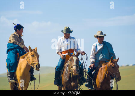 Oulan-bator, Mongolie - 12 juin 2007 : trois cowboys de Mongolie à cheval chevaux équitation approche en vêtements traditionnels et de chapeaux de cow-boy Banque D'Images