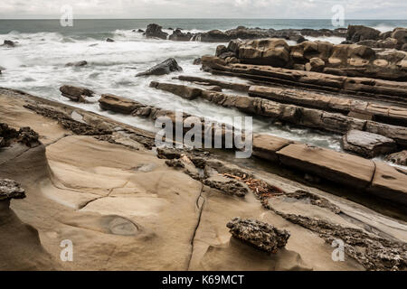 Vue sur Xiaoyeliu, une région pittoresque en bord de mer connue pour ses formations rocheuses de grès uniques, telles que le « nid d'abeille », le « tofu », le « gingembre » et le « champignon » Banque D'Images