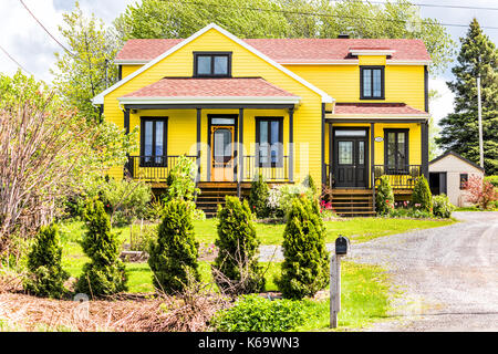 L'ÎLE D'Orléans, Canada - 1 juin 2017 : rural peint jaune, maison rustique avec road, boîte aux lettres dans paysage estival campagne française durant l'été Banque D'Images