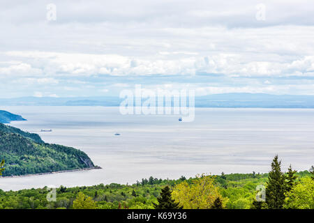 Région de Charlevoix vue côtière aérienne au Québec, au Canada avec les montagnes, les falaises, les arbres forestiers et les bateaux, navires de fret sur le fleuve Saint-Laurent à l'encontre de dr Banque D'Images