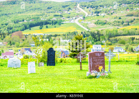 Les Eboulements, Canada - 2 juin 2017 : Presbytère cimetière des Éboulements, dans Charlevoix, au Québec, avec des pierres tombales, tombstone, tombes, vert Banque D'Images