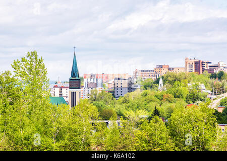 Les toits de la ville ou du Saguenay, Canada ville au Québec en été avec clocher d'église, de nombreuses maisons, immeubles et arbres du parc Banque D'Images