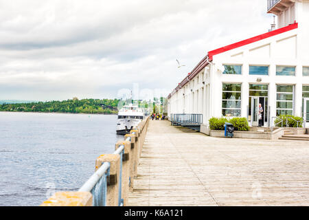 Saguenay, Canada - le 3 juin 2017 : promenade au centre-ville de terrasse parc de la ville de Québec au cours de l'été avec rivière et excursion en bateau et les gens qui marchent Banque D'Images