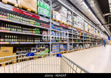 Samara, Russie - septembre 5, 2017 : Les boissons alcoolisées. Etagère de boissons nationales et importées, des canettes de bière et des bouteilles sur la Lenta store à Samara, Banque D'Images