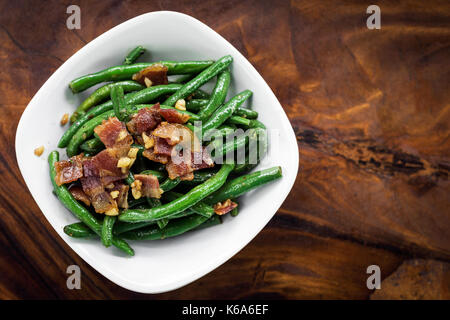 Sautés à l'ail haricots verts avec du bacon snack Banque D'Images