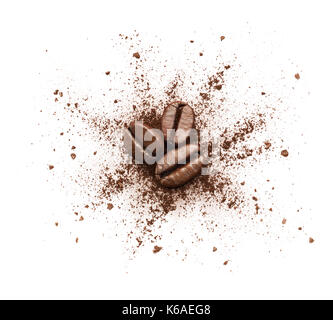 Shattered la poudre de café isolé sur fond blanc Banque D'Images