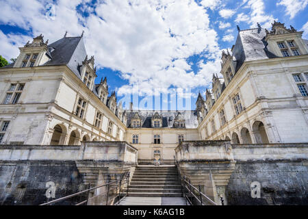 France, Indre-et-Loire, le Château de Villandry, vue depuis les terrasses vers la cour de la maison de campagne de subvention, connue pour ses Renai Banque D'Images