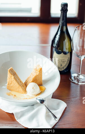 Tranches de gâteau aux pommes et crème glacée Banque D'Images