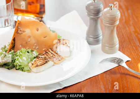 La viande de crabe avec du pain grillé, sauce et les herbes fraîches, close-up. Banque D'Images
